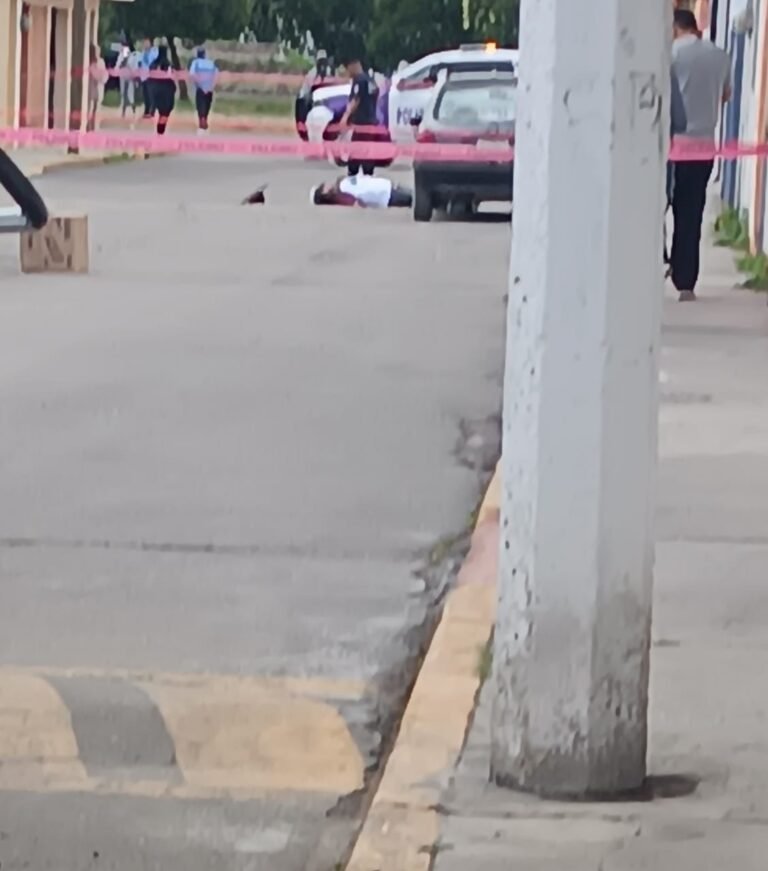 Fracasa el intento de robo de una camioneta, deja un asaltante muerto y otro mal herido