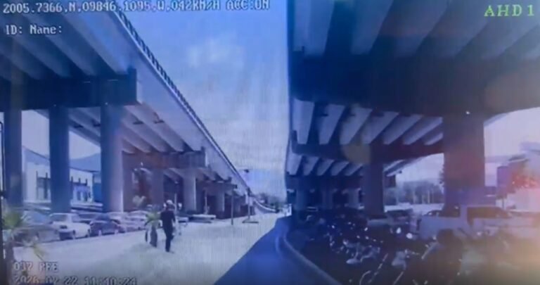 Mujer se atravesó a autobús; 3 heridos