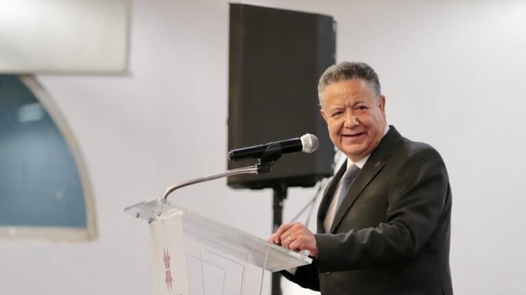 Julio Menchaca toma protesta al XII Comité Directivo del Colegio de Ingenieros Civiles de Hidalgo