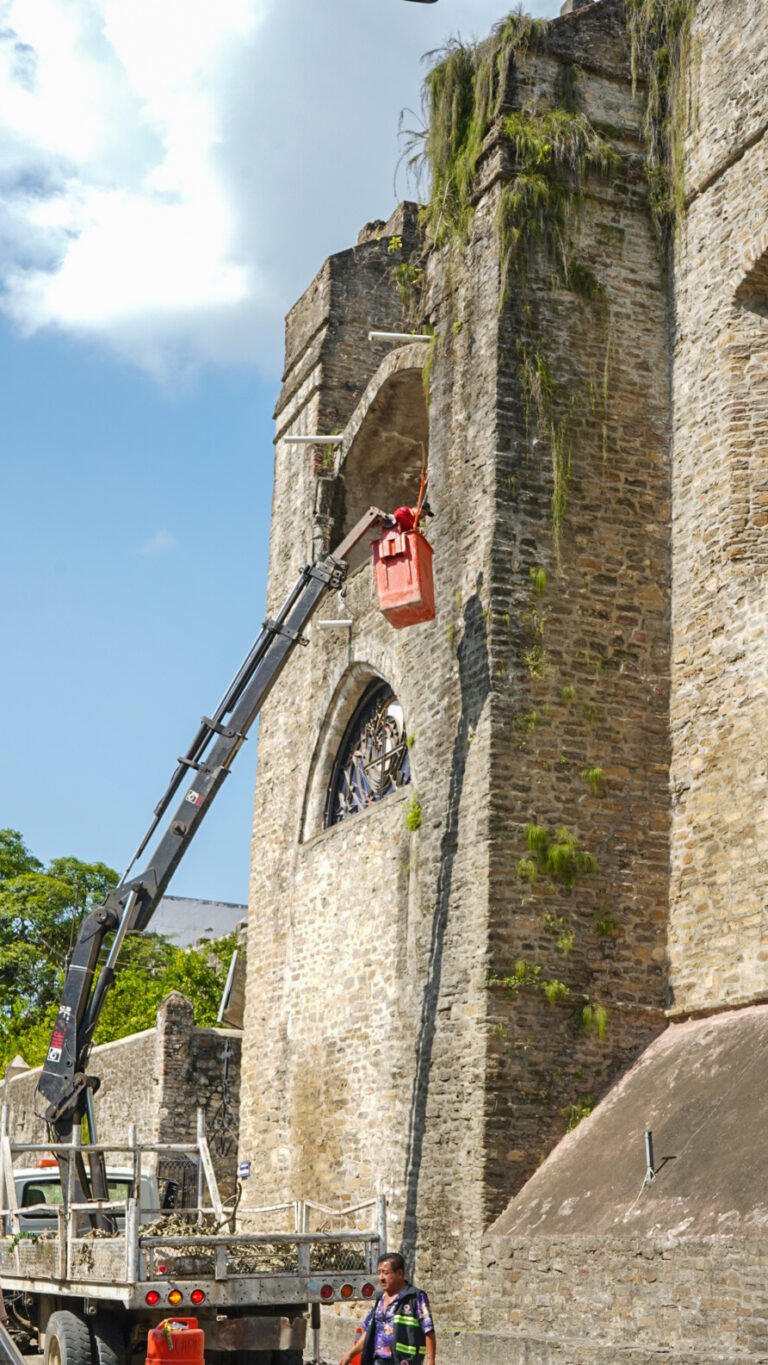 PROTECCIÓN CIVIL REALIZA LABORES DE MANTENIMIENTO EN LA CATEDRAL DE CRISTO REY