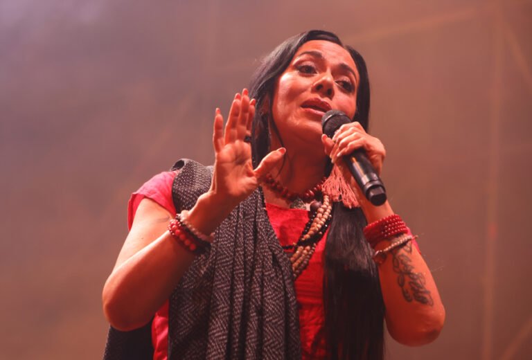 Lila Downs busca voluntarios para cambiar el mundo en la meta del Camino de Santiago