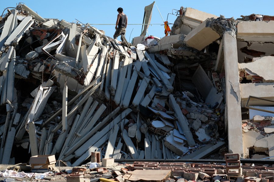 No hay grúas para sacar a Fabio, el niño de 9 años atrapado tras el terremoto