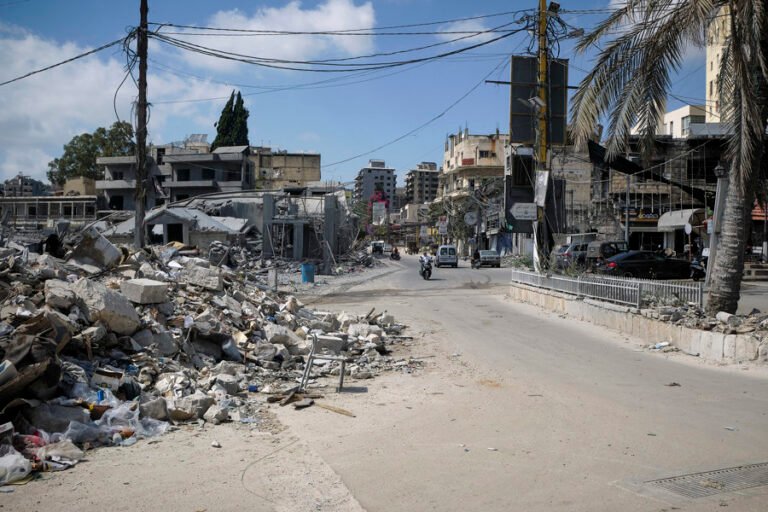 Los vecinos de la libanesa Nabatieh vuelven con cautela a una ciudad marcada por la guerra