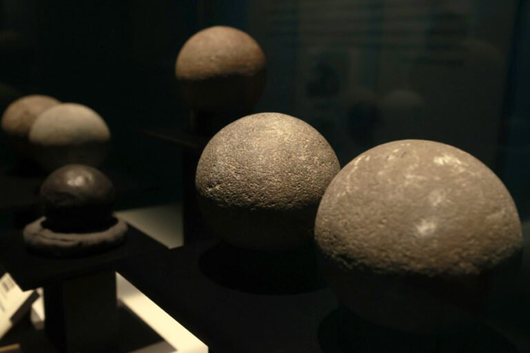 Exposición revive el ancestral juego de pelota en el Centro Histórico de Ciudad de México