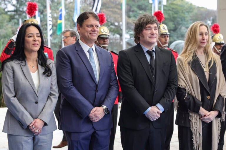 Milei es condecorado en Brasil antes del lanzamiento de la candidatura de Flávio Bolsonaro