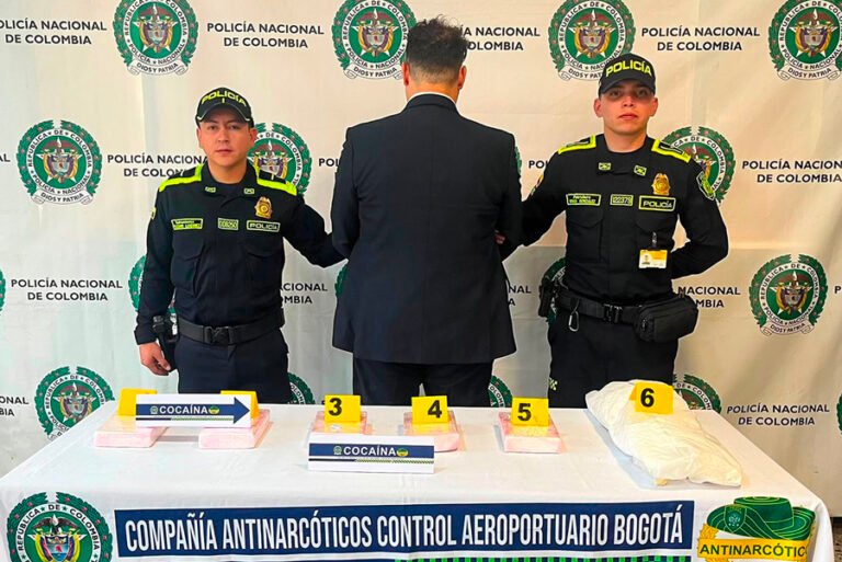 Detuvieron en Bogotá a hombre vestido de piloto que transportaba cocaína