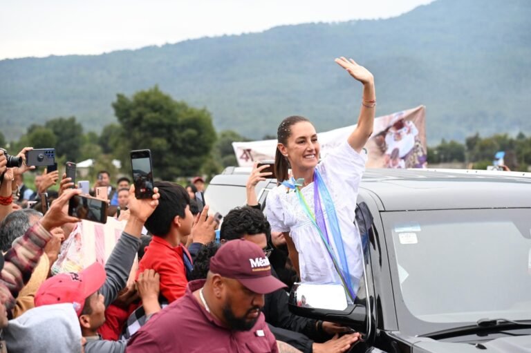 Presidenta Sheinbaum entrega tarjetas de Pensión Mujeres Bienestar en Michoacán