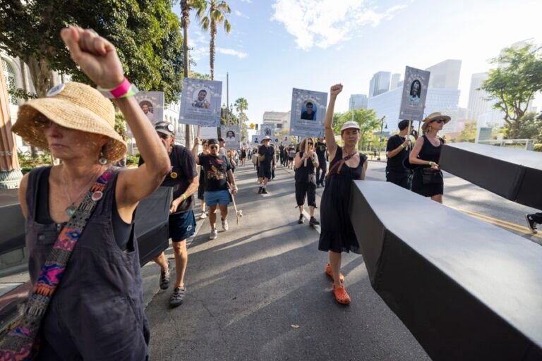 Protestan en Los Ángeles y más de 300 ciudades de EE. UU. contra deportaciones y muertes a manos de ICE