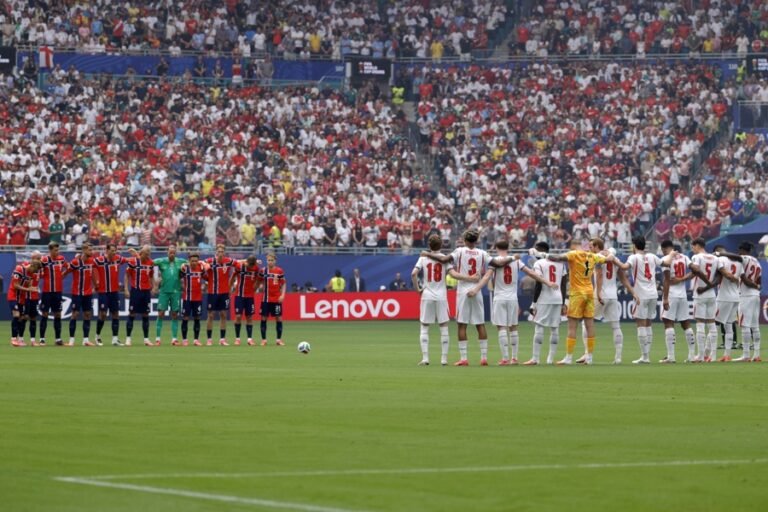 Miami guardó silencio por muerte de Adams antes del partido entre Noruega e Inglaterra