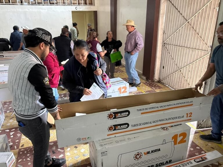 Entregan calentadores solares en Emiliano Zapata