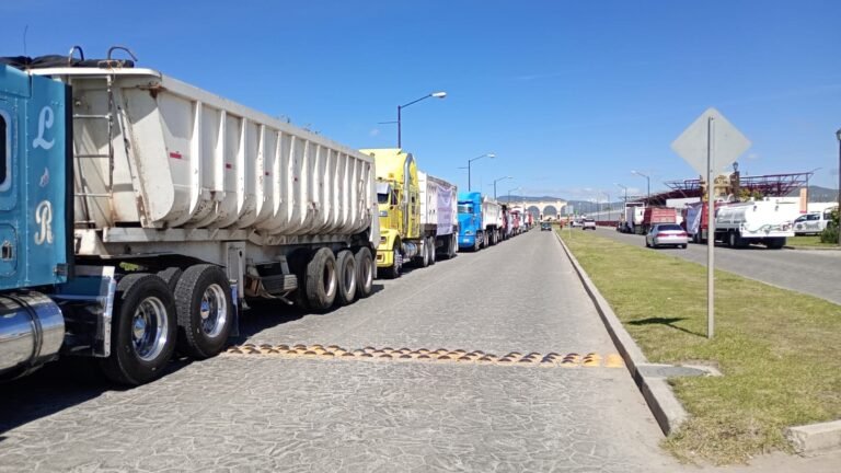 Transportistas de materiales reclaman por la falta de pagos