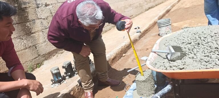 Alcalde de Tepeapulco, supervisa construcción de obra vial