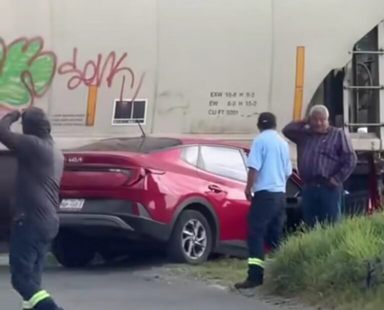 Quiso ganarle el paso al tren con su auto, salió lastimado