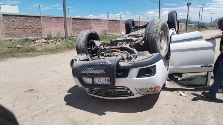 Intento de asalto acaba en volcadura en el corredor industrial de Tepeapulco