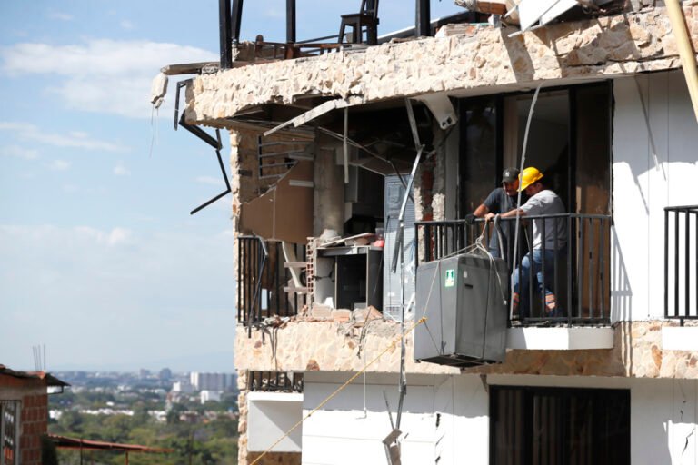 Sube a 288 número de fallecidos y baja a 202 el de desaparecidos por terremoto en Colombia