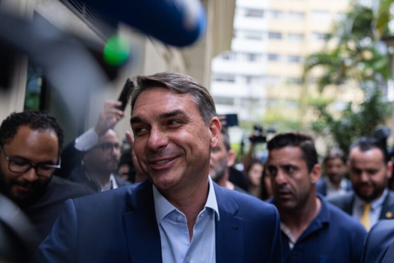 Bolsonaro dice que abrirá 500 mil cupos en cárceles en Brasil