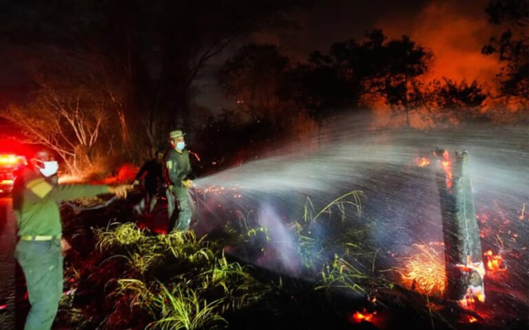 Colombia avanza en control de incendios que afectan el centro del país