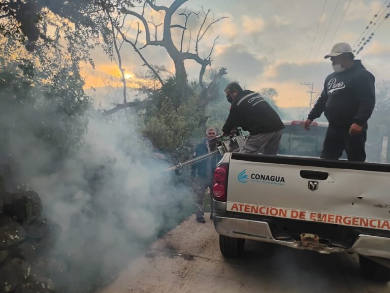 Conagua realiza fumigación en zonas aledañas a la presa Rojo Gómez