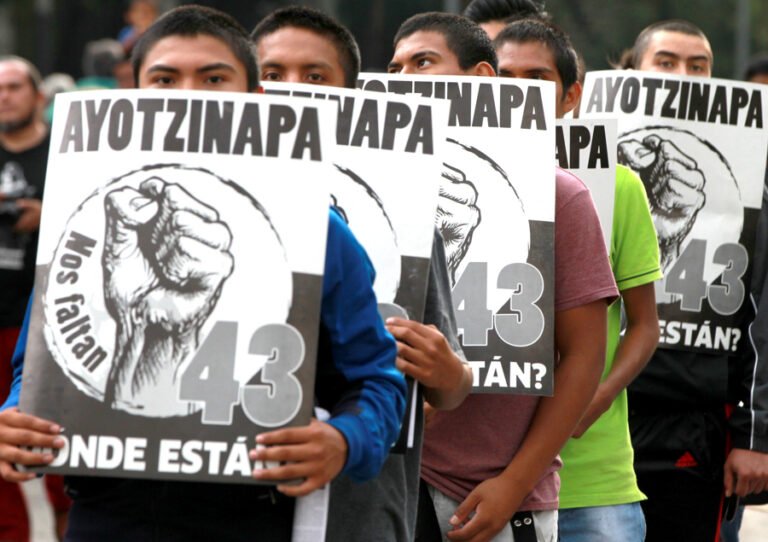 Detienen a exgobernador de Guerrero por el caso de los 43 estudiantes de Ayotzinapa