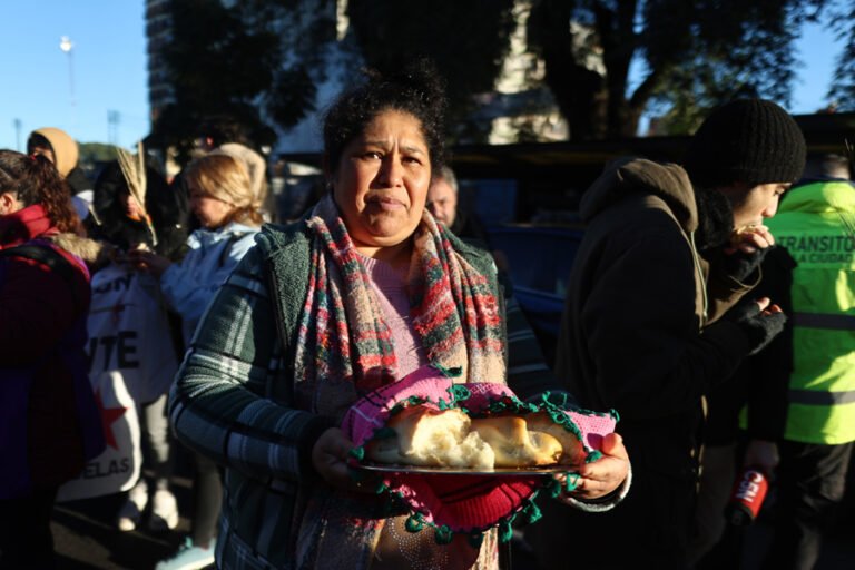 Argentinos imploran al santo del trabajo ante un difícil panorama laboral