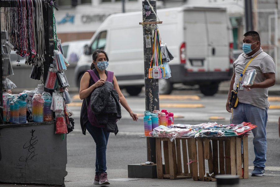 La informalidad laboral se estanca en México y complica meta para 2030, advierte ONG