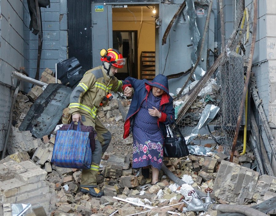 Ascienden a 15 los muertos y a 39 los heridos en ataque masivo nocturno ruso contra Kiev