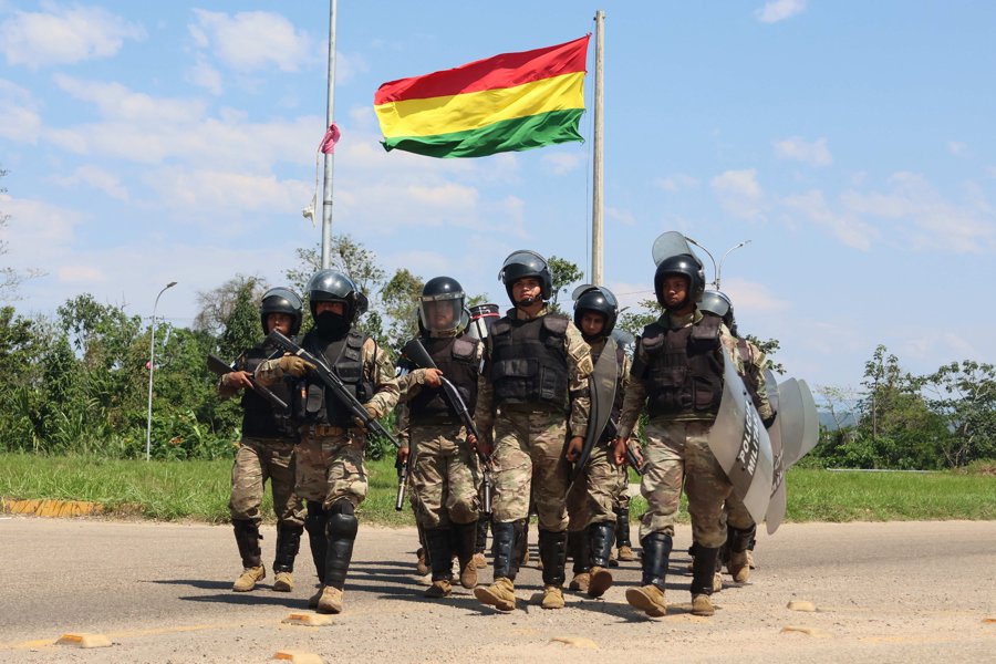 Gobierno despliega a militares y policías ante amenaza de bloqueos en el este de Bolivia