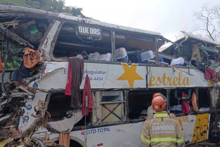 10 muertos y varios heridos al volcar un autobús en Brasil