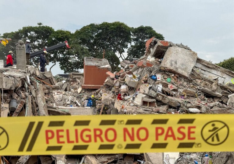 Colombia se centra en sacar cuerpos bajo escombros 