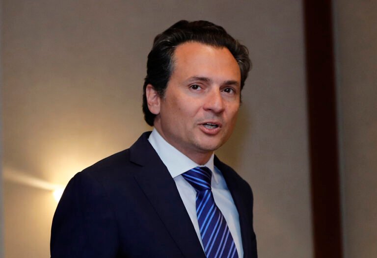 Juez suspende medida legal a hermana de ex director de Pemex