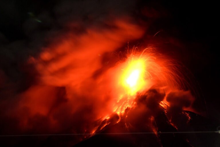 Evacúan en Guatemala a dos aldeas ante aumento de erupciones de un volcán 
