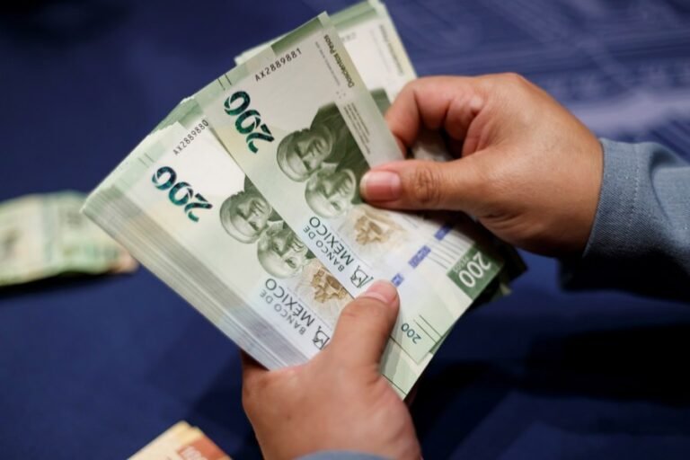 El peso mexicano rompe la barrera de las 17 unidades por dólar impulsado por ‘carry trade»