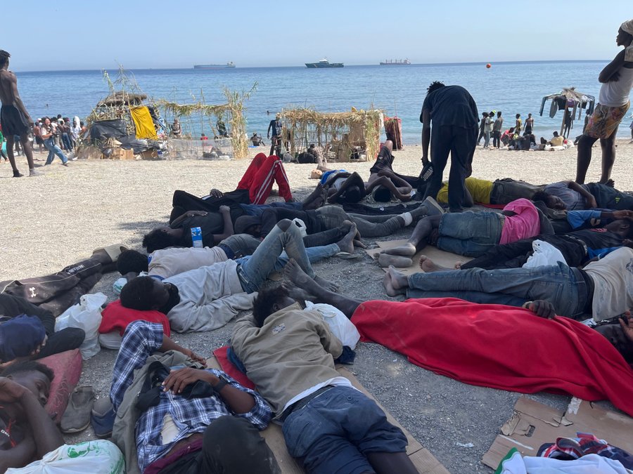 Playa del Trampolín de Ceuta, campamento improvisado donde 1.500 migrantes rehacen su vida