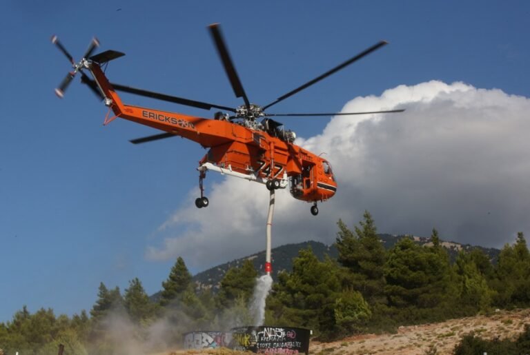 Dos muertos y dos heridos al chocar helicópteros antiincendios en Grecia