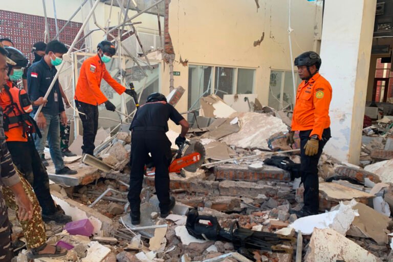 Dos muertos y un herido por un terremoto de 7,7 en la costa de Indonesia
