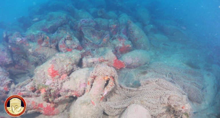 Descubren un pecio de un barco de época romana con cientos de anforas en el mar de Sicilia