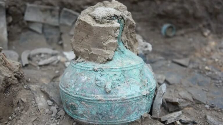 Arqueólogos chinos descubren una vasija con residuos de vino 