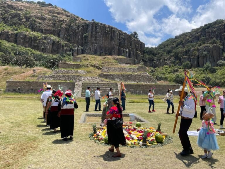 Conmemoran el Día de los Pueblos indígenas con ceremonia en la pirámide de Huapalcalco