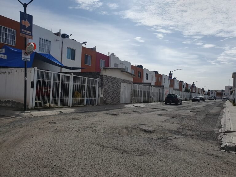 Habitantes de fraccionamientos de Mineral de la Reforma piden atención a calles en mal estado