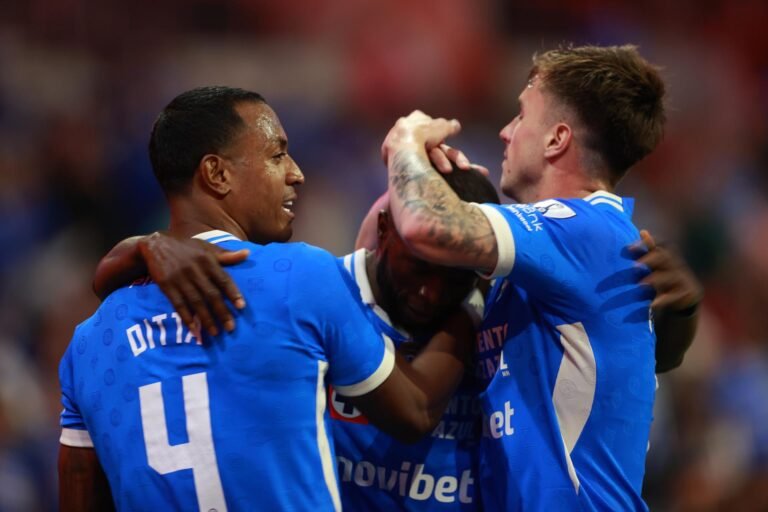 El campeón Cruz Azul vence 3-1 al Necaxa y detien racha de derrotas