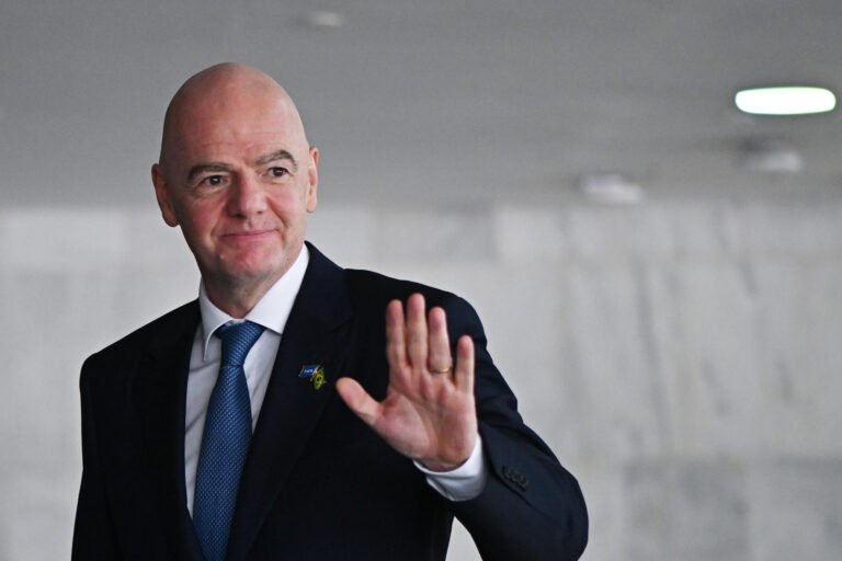 Aficionados de todo el mundo piden la dimisión de Infantino y reforma a la FIFA