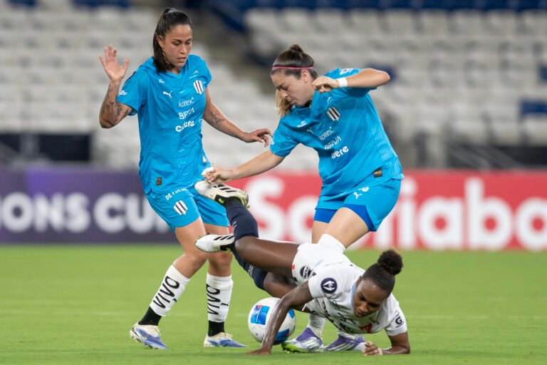 La colombiana Restrepo hace gol olímpico en la victoria de Monterrey sobre Santos