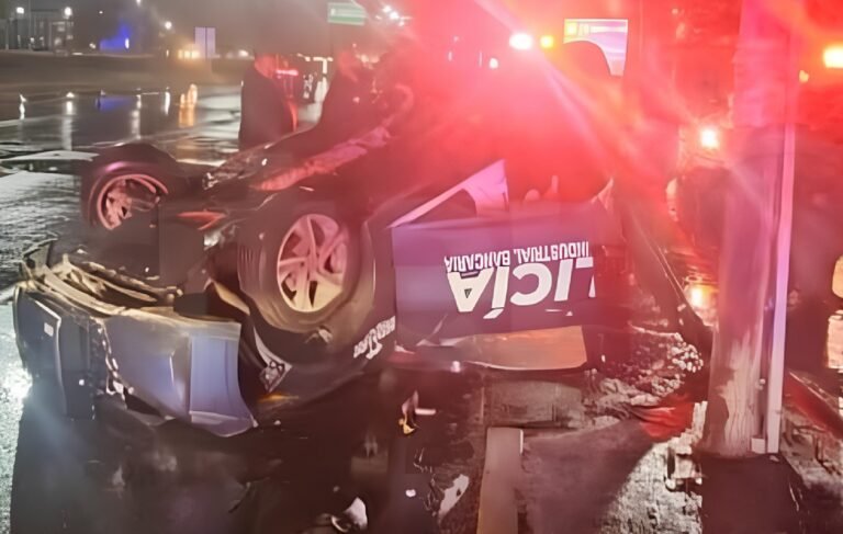Patrulla derrapa y vuelca en Felipe Ángeles; 2 agentes heridos