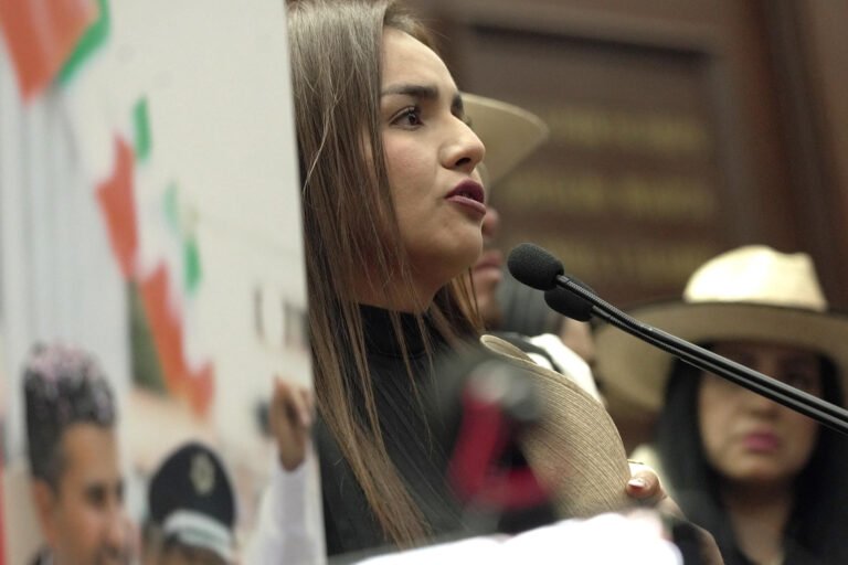 Indagan vínculo de esposa y acusado de muerte de Carlos Manzo