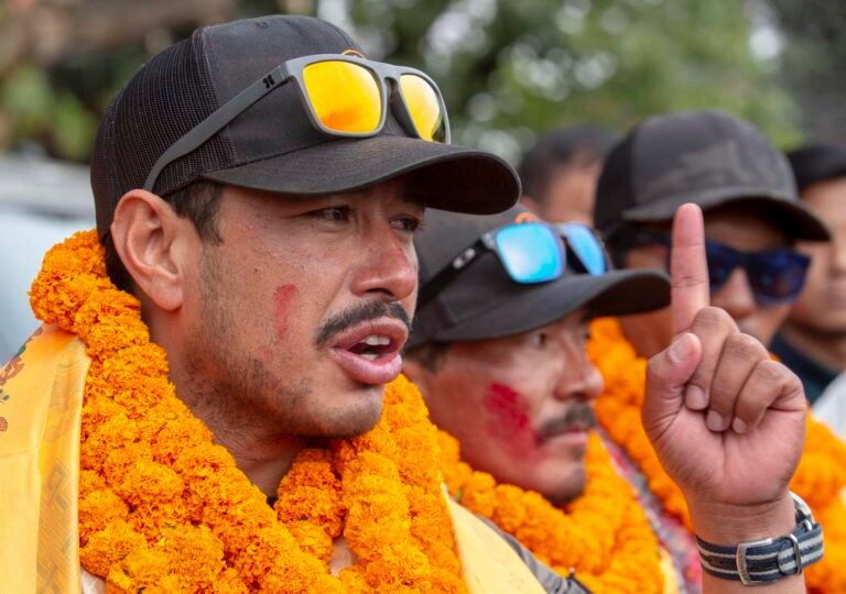 Mal tiempo evita rescate tras avalancha que mató a Nirmal Purja