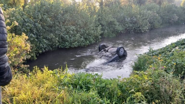 Hallan auto dentro del canal de aguas negras de Requena con mujer sin vida