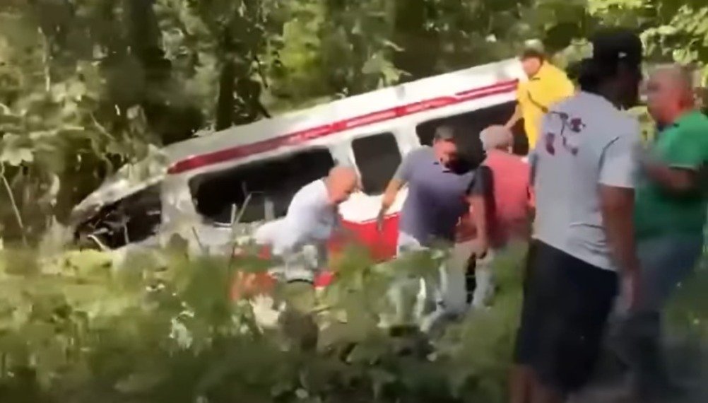 HUEJUTLA Ponchadura de llanta provoca accidente, 10 personas resultaron heridas_ Redes Sociales