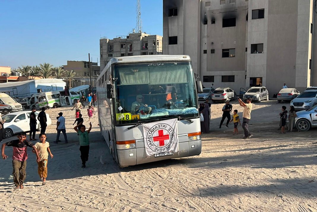 La Cruz Roja devuelve a Gaza 37 palestinos presos en Israel, 2.700 desde 2023