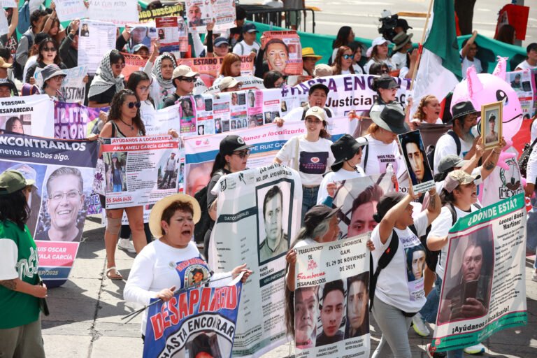 Familias de desaparecidos exigen al gobierno dar resultados