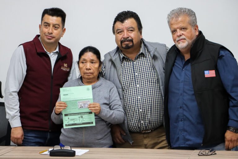 Hidalgo impulsa reencuentro de 20 persona adultas mayores con sus familias en Estados Unidos